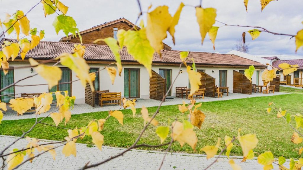 . Casa Dinainte