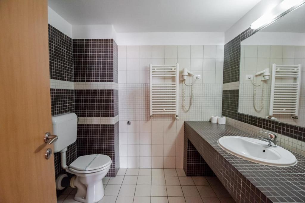 . OXFORD INN SUITES